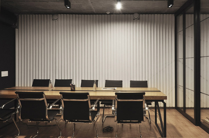 黑白灰質感工業(yè)風工程公司辦公室裝修設計案例