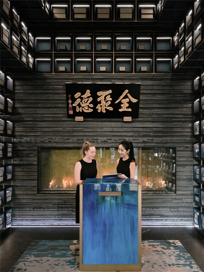 5D全沉浸式餐廳設計   溫哥華全聚德北京烤鴨店入口接待區(qū)裝修設計